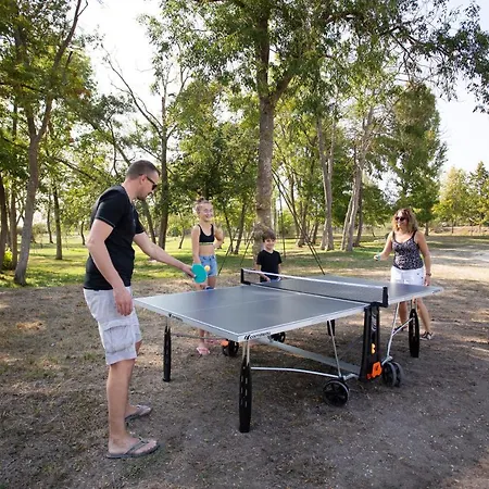Kompleks wypoczynkowy Les Etangs De La Bassee 5*